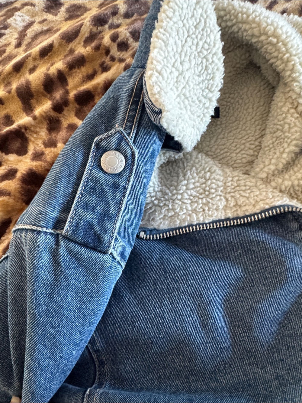 Calvin Klein Women’s Blue Denim Sherpa-Lined Jacket - Picture 3 of 4